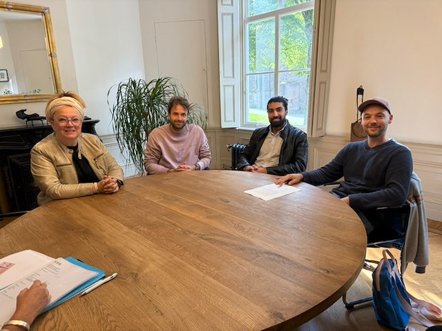 De oprichters van de stichting aan tafel bij de notaris